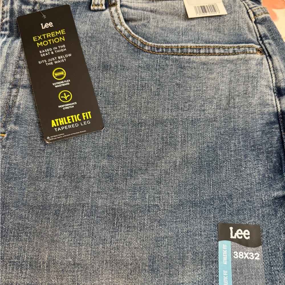 NWT Lee Relaxed Fit Blue Jeans 👖